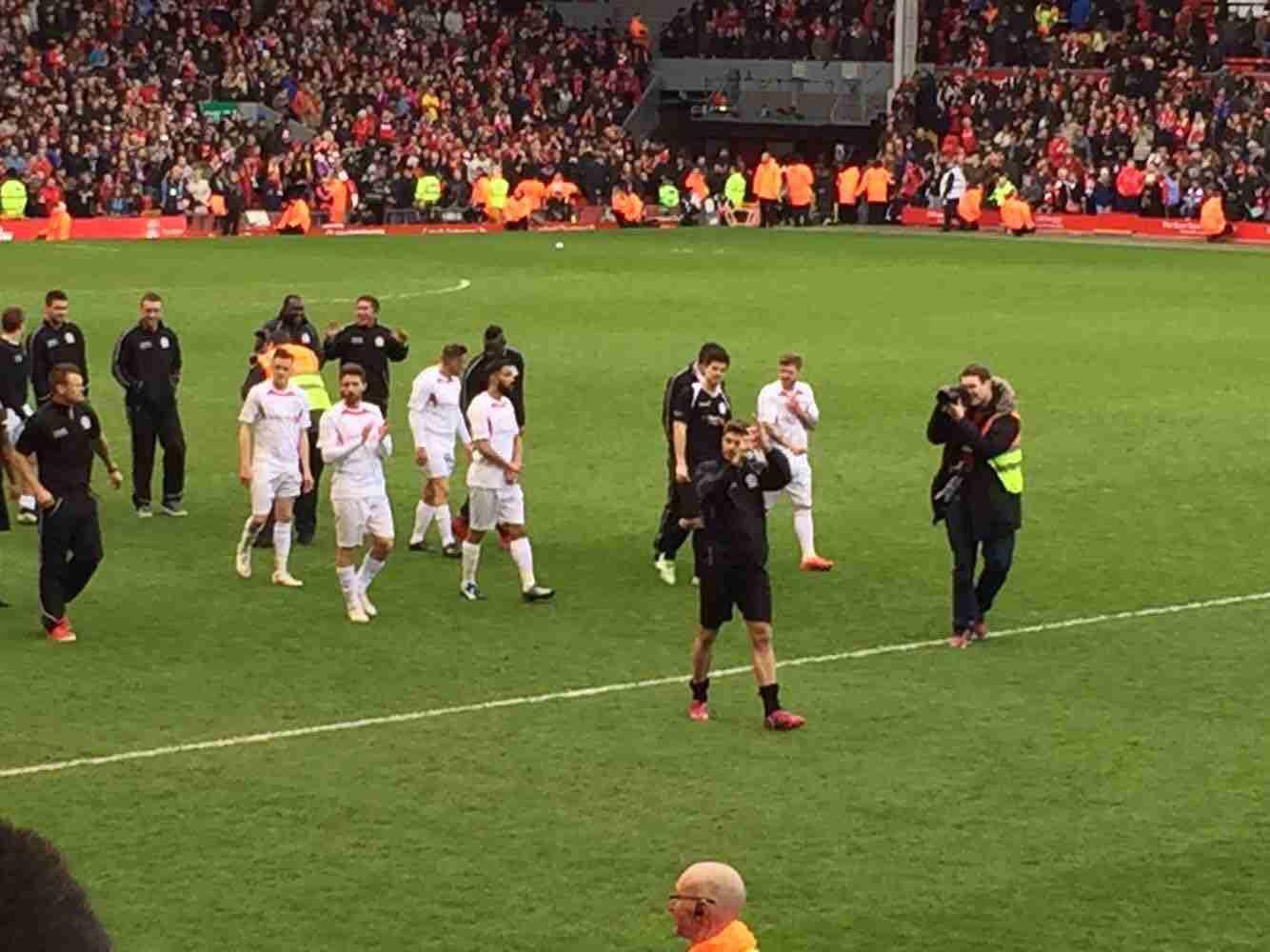 布伦特福德主帅：胡桑诺夫绝对该被罚下，裁判犯了错（布伦特福德主帅：胡桑诺夫理应染红，裁判判罚失误）