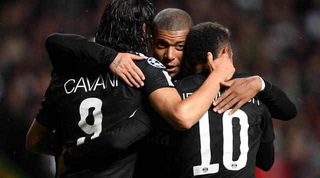 庆祝苏超夺冠，泰州市委书记与泰州队球员合唱《歌唱祖国》