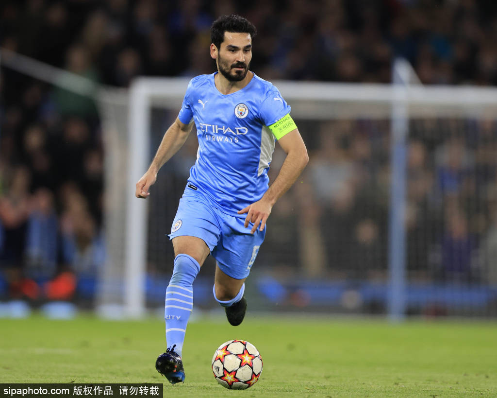 曼联官方分享本赛季全家福，男女足球员一同拍摄（曼联官方发布本赛季合照，男足女足齐亮相）