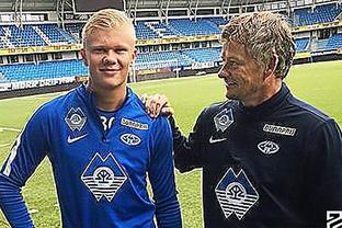 传统环节，利物浦全队戴圣诞帽在训练场拍大合照（利物浦延续传统：全队戴圣诞帽训练场合影）