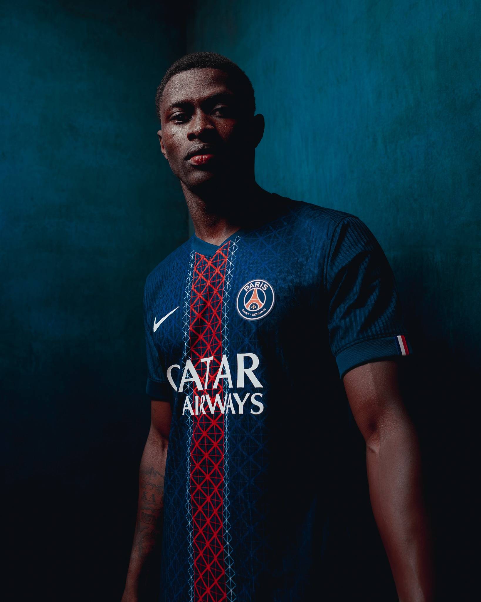 埃梅里：法国队每个位置的竞争都很激烈，我现在心态更平稳了（埃梅里：法国队各位置竞争白热化，如今我心态更从容）