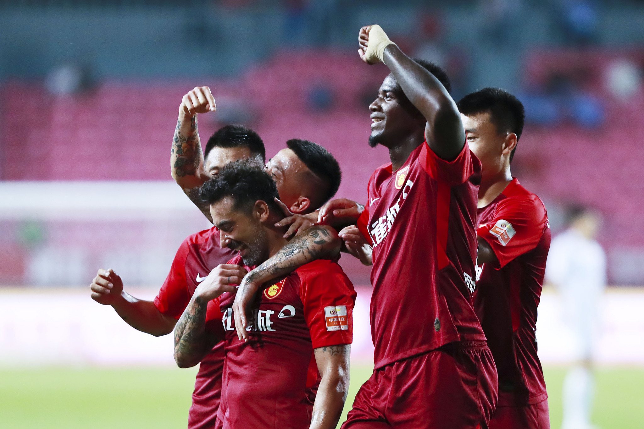 斯基拉：米兰与聚勒律师会面，球员要求至少签约至2028年（斯基拉：米兰会晤聚勒律师，球员盼合同至少延至2028年）