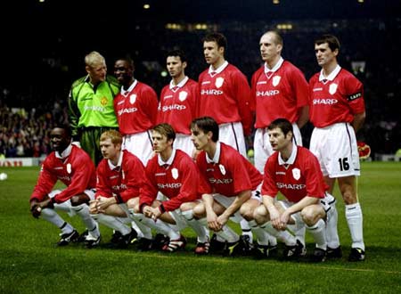 球队集体围着他庆祝太治愈