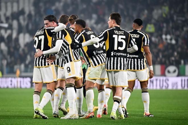 足球报：泰山队确定由韩鹏继续执教；有意更换2名中后场外援（足球报：泰山队确认韩鹏留任主帅，拟更换两名中后场外援）