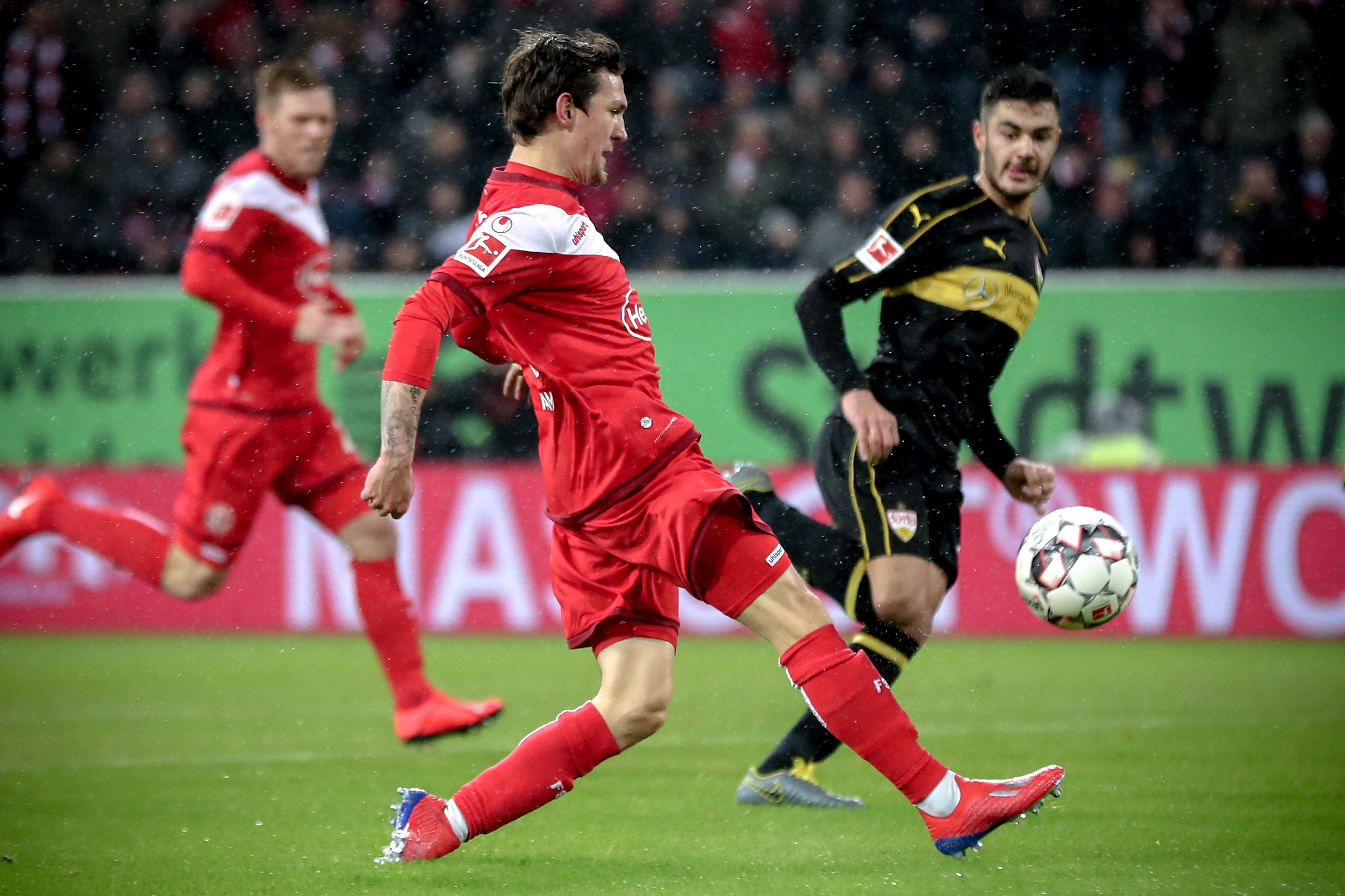 NBA：勇士主场险胜小牛