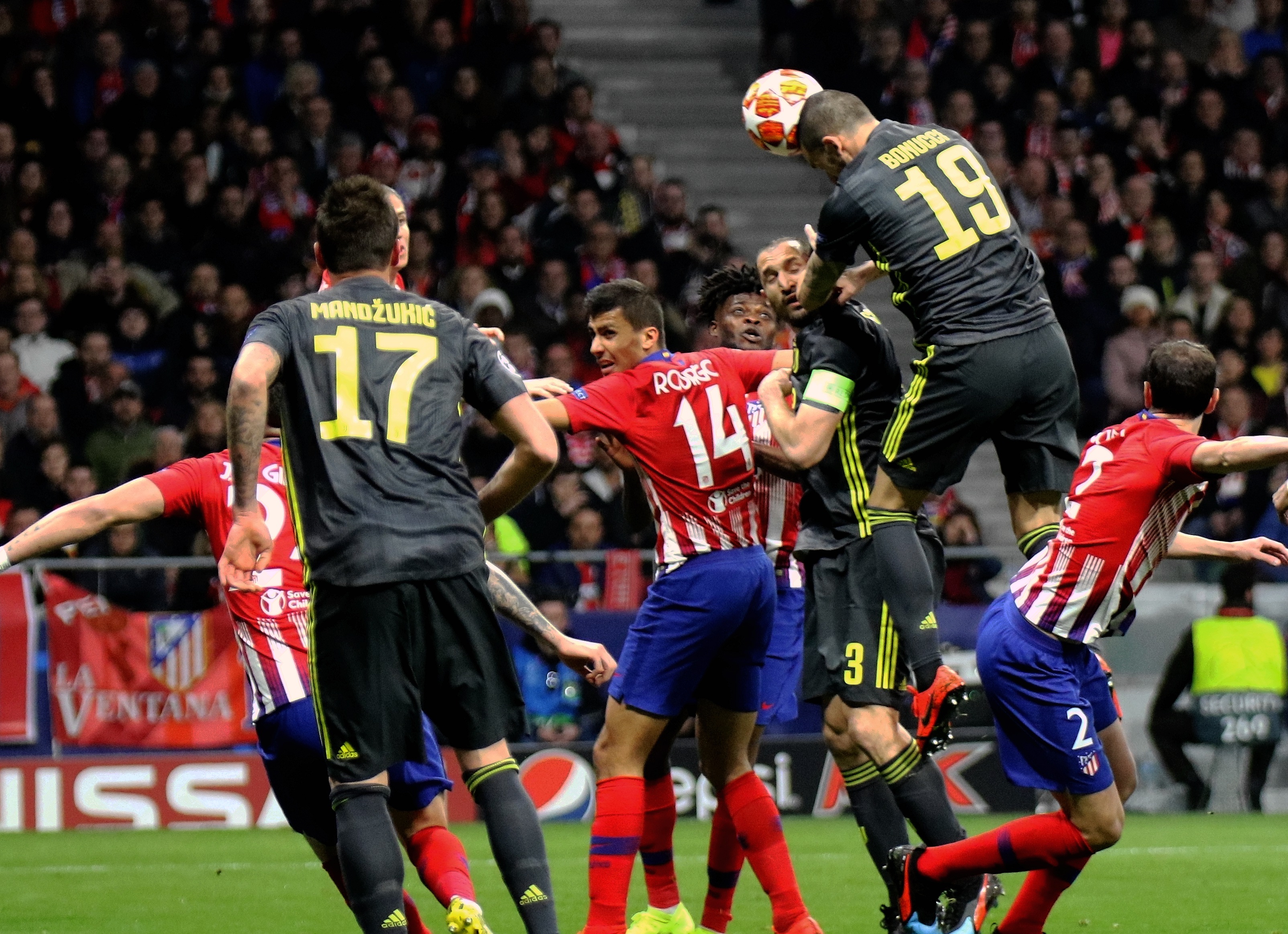 广东宏远标配！两新星完成入队仪式 球迷调侃厂家赶紧打钱